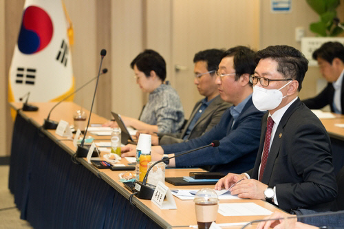 류광준(오른쪽 첫번째) 과기정통부 과학기술혁신본부장이 23일 제3회 국가연구개발사업평가 총괄위원회를 주재하고 있다. 과기정통부 제공